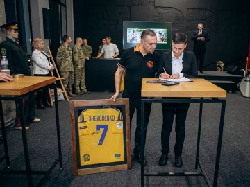 У Луцьку на благодійному аукціоні на укріплення кордону зібрали майже 10 млн