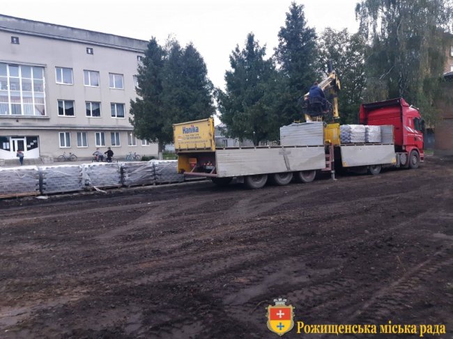 Показали, як у місті на Волині ремонтують тротуари. ФОТО