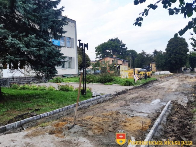 Показали, як у місті на Волині ремонтують тротуари. ФОТО