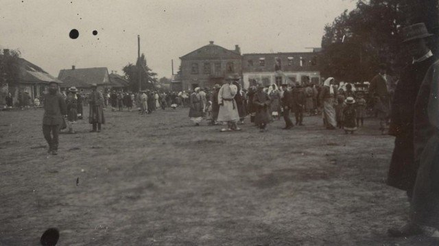 Опублікували раритетні фото мешканців селища Любешів