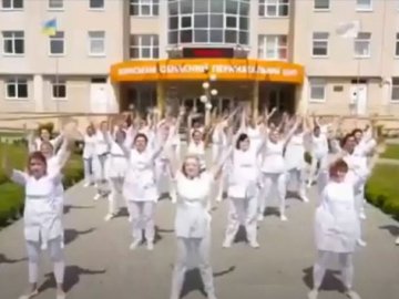 У Луцьку медики привітали колег запальним танцем напередодні професійного свята. ВІДЕО