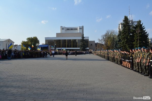 Ліцеїсти-першокурсики отримали погони та нове звання. ФОТО