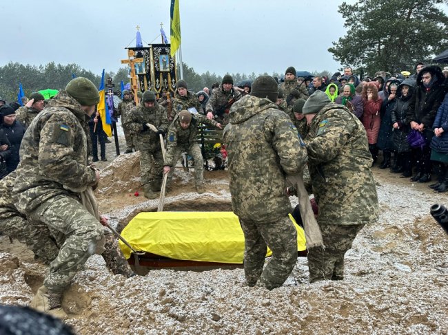 «Для батьків він був гордістю, для побратимів – надійним»: на Волині попрощалися з Героєм Іваном Хомуком в день його 23-ліття