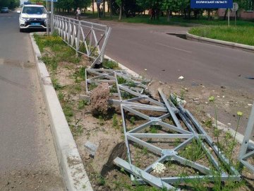 На Волині водій зніс дорожню огорожу та втік