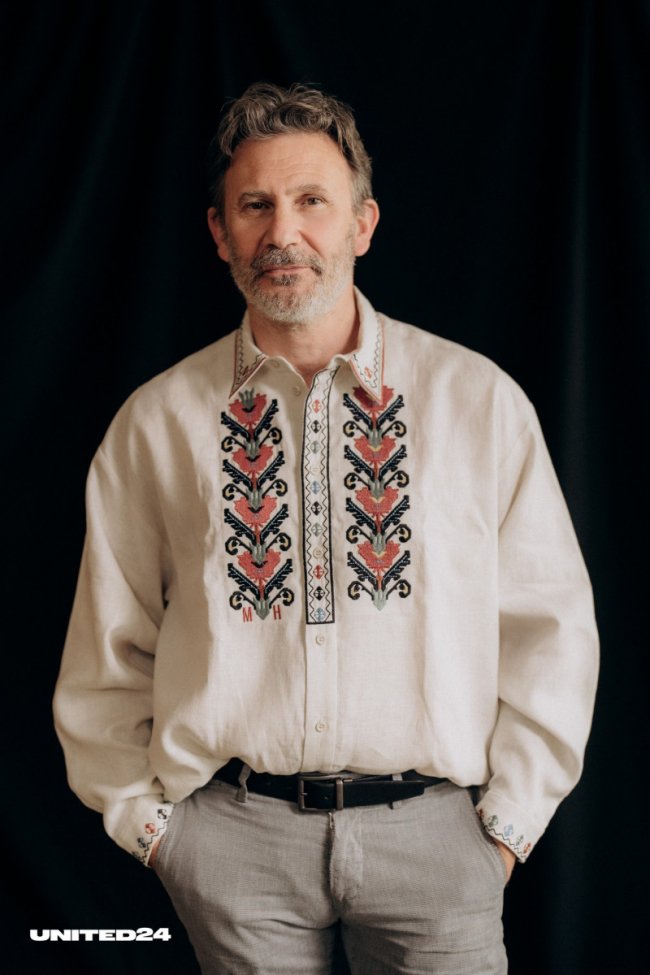 Французький кінорежисер одягнув вишиванку з волинським візерунком, бо його бабуся родом з Ковеля