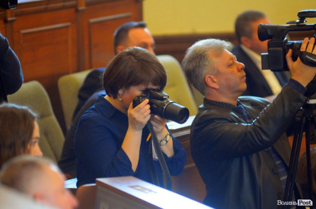 Журналіст Олена Лівіцька в роботі (з фотоапаратом)