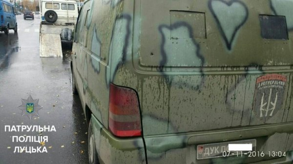 Луцькі «копи» забрали машину у «правосеків»
