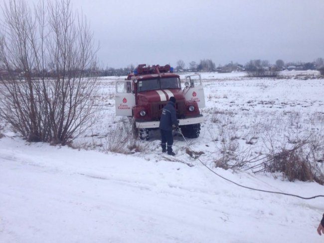 Волинські рятувальники витягли Mercedes з кювету. ФОТО