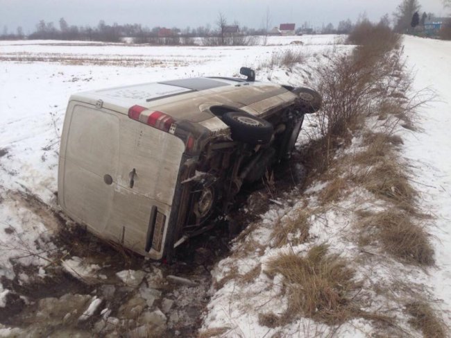Волинські рятувальники витягли Mercedes з кювету. ФОТО