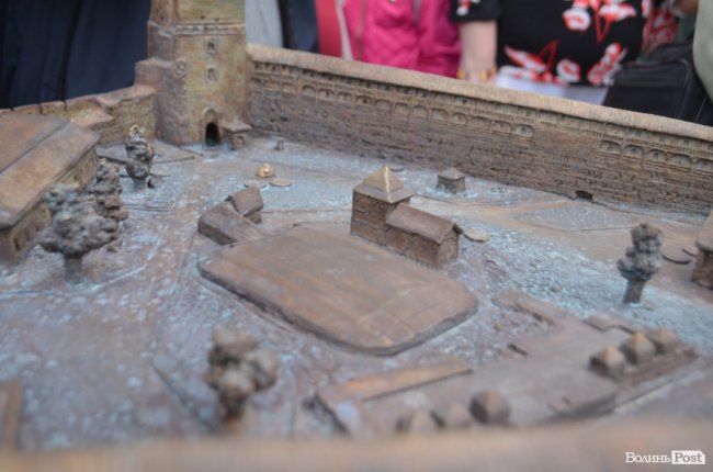 Замок Любарта на дотик: у Луцьку встановили бронзовий макет твердині. ФОТО