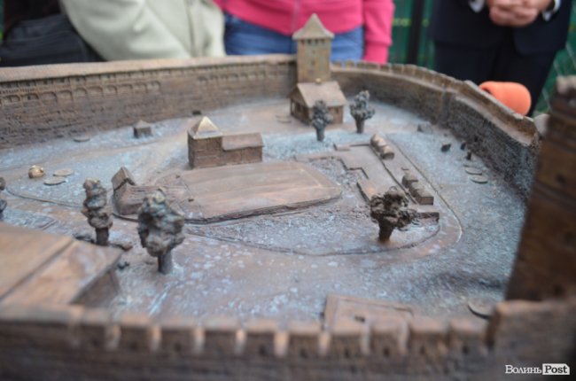 Замок Любарта на дотик: у Луцьку встановили бронзовий макет твердині. ФОТО