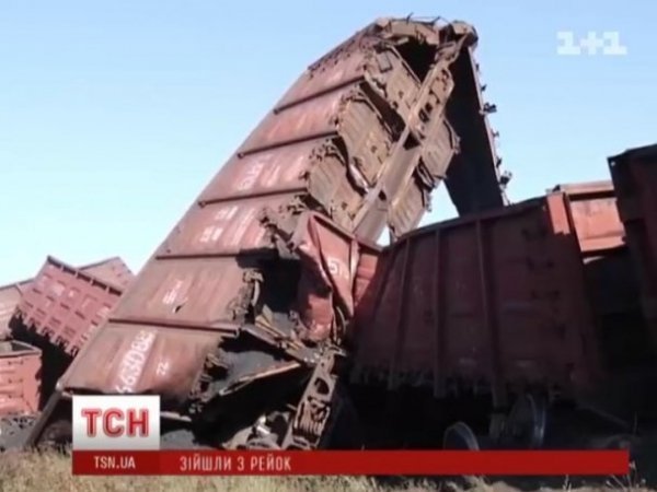 На Луганщині 14 вагонів на шаленій швидкості зійшли з рейок. ФОТО