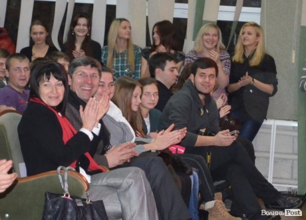 DZIDZIO показав луцьким студентам волохате пузо. ФОТО  