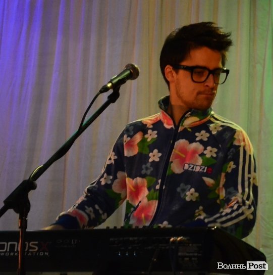 DZIDZIO показав луцьким студентам волохате пузо. ФОТО  