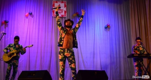 DZIDZIO показав луцьким студентам волохате пузо. ФОТО  