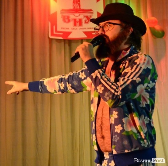 DZIDZIO показав луцьким студентам волохате пузо. ФОТО  