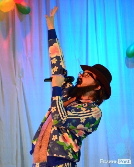 DZIDZIO показав луцьким студентам волохате пузо. ФОТО  