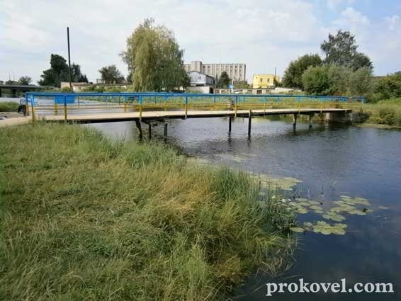 Волинь синьо-жовта: у Ковелі розфарбовують навіть балкони. ФОТО