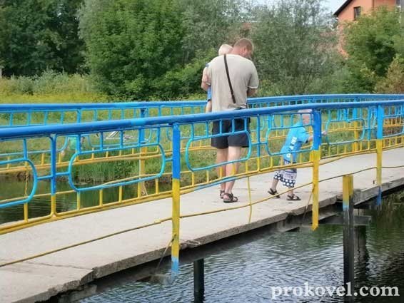 Волинь синьо-жовта: у Ковелі розфарбовують навіть балкони. ФОТО