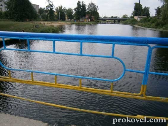 Волинь синьо-жовта: у Ковелі розфарбовують навіть балкони. ФОТО