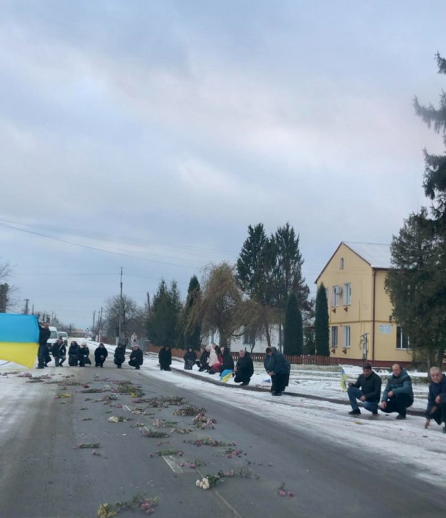 Осиротіли двоє діток: на Волині попрощалися з Героєм Петром Басанським