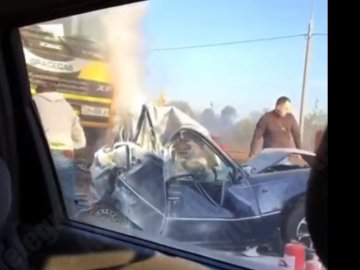 Вантажівка зім'яла легковик: поблизу Києва сталась масштабна аварія. ВІДЕО
