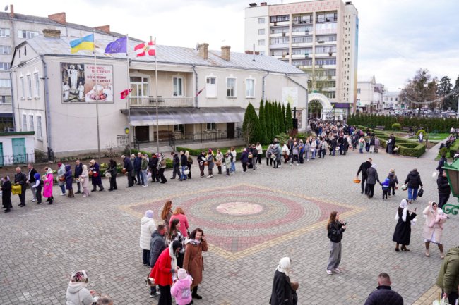 Частина вірян у Луцьку вже освятили Великодні кошики: як це було