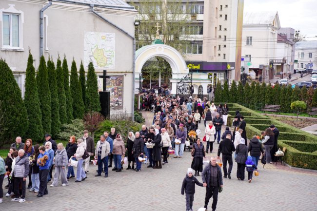 Частина вірян у Луцьку вже освятили Великодні кошики: як це було