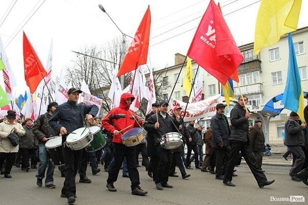 Акція «Вставай, Україно!» розпочалася в Луцьку. ФОТО. ОНОВЛЕНО