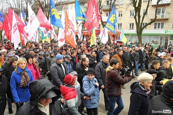 Акція «Вставай, Україно!» розпочалася в Луцьку. ФОТО. ОНОВЛЕНО