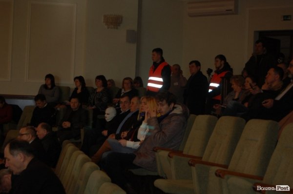 У захопленому приміщенні Волиньради депутати зібралися на сесію. ФОТО