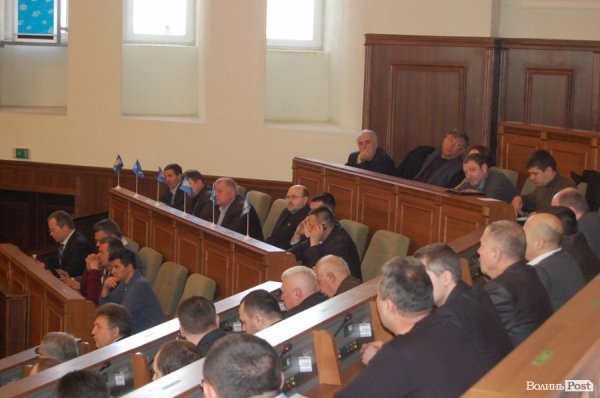 У захопленому приміщенні Волиньради депутати зібралися на сесію. ФОТО