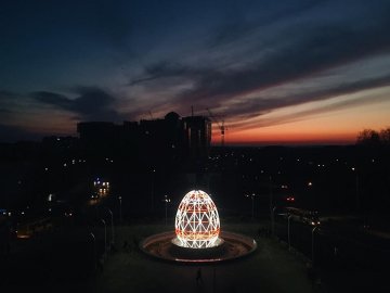 У Луцьку засяяла гігантська писанка