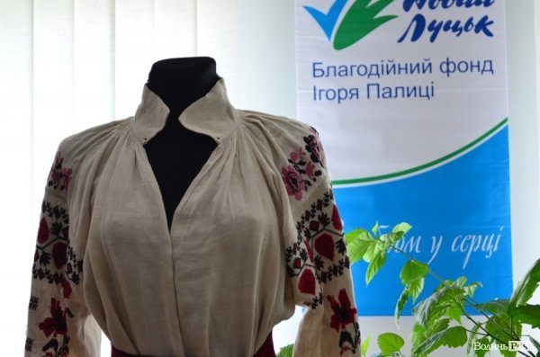 Дітей навчали вишивати собі сорочки-обереги. ФОТО