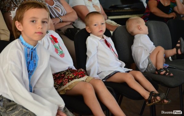 Дітей навчали вишивати собі сорочки-обереги. ФОТО