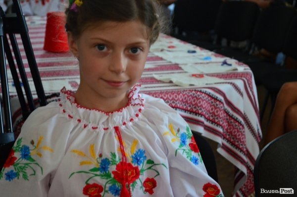 Дітей навчали вишивати собі сорочки-обереги. ФОТО