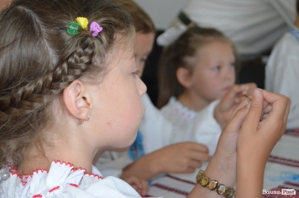 Дітей навчали вишивати собі сорочки-обереги. ФОТО