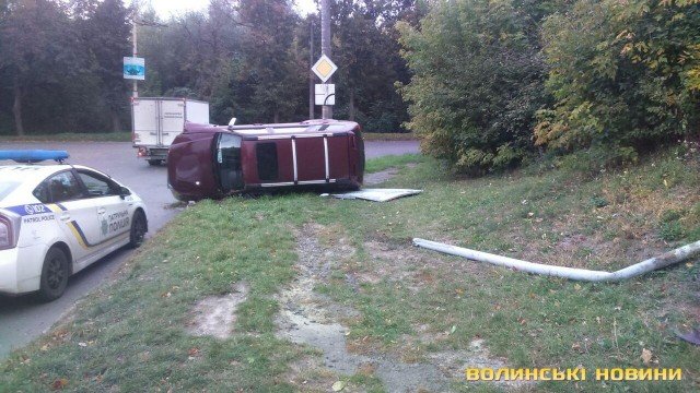 П'янючий адвокат, який на джипі перевернувся в Луцьку, втікав від патрульних. ФОТО