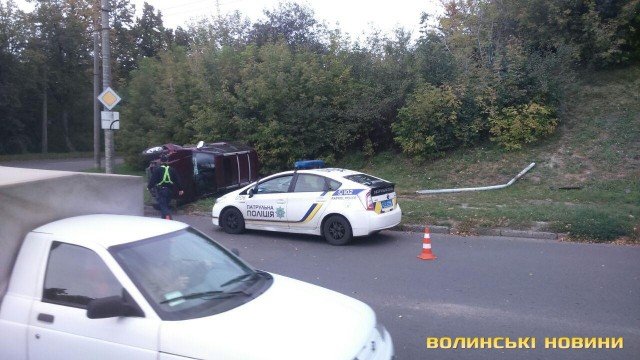 П'янючий адвокат, який на джипі перевернувся в Луцьку, втікав від патрульних. ФОТО