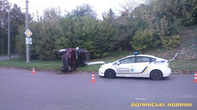 П'янючий адвокат, який на джипі перевернувся в Луцьку, втікав від патрульних. ФОТО