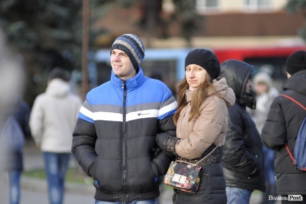 Любов на луцькому Євромайдані. ФОТО