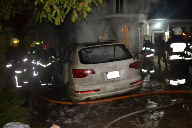У Рівному вночі згоріла елітна автівка. ФОТО
