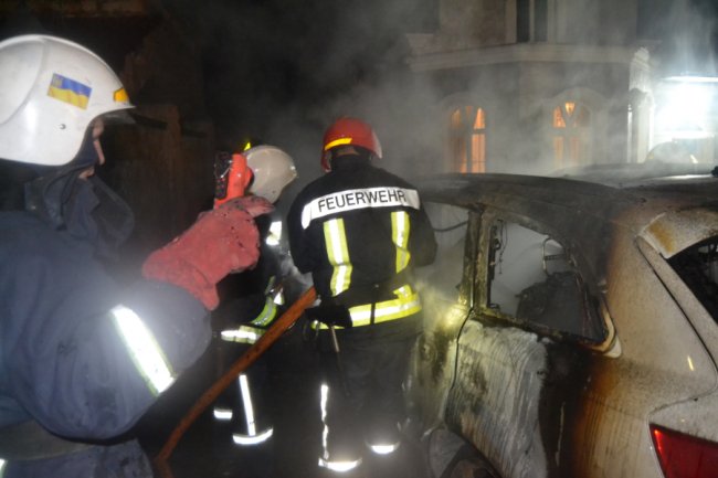 У Рівному вночі згоріла елітна автівка. ФОТО