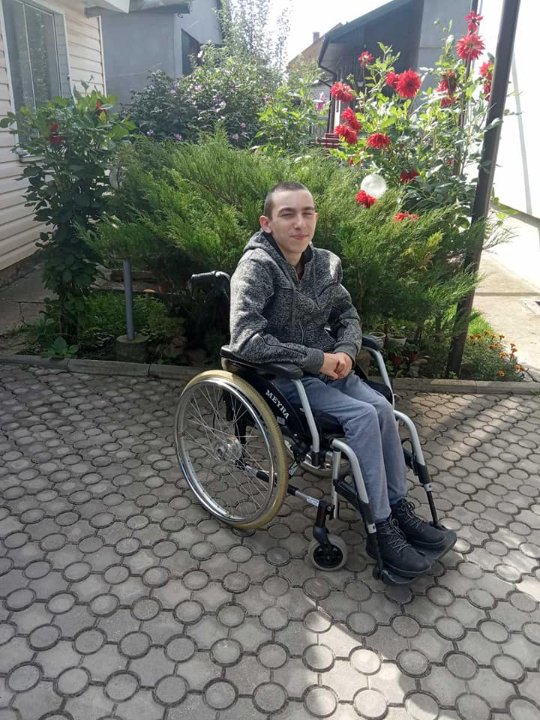 Волинянин знаходить і дарує інвалідні візки. ФОТО