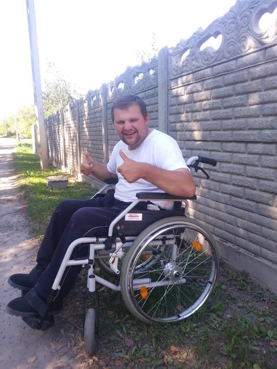 Волинянин знаходить і дарує інвалідні візки. ФОТО