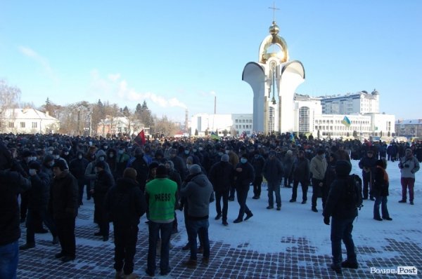 Уже о 10:00 біля приміщення ОДА були сотні людей
