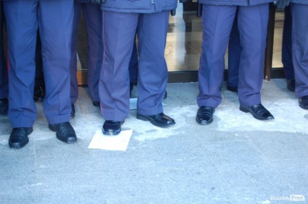 Дівчата роздавали міліції тексти присяги, але...