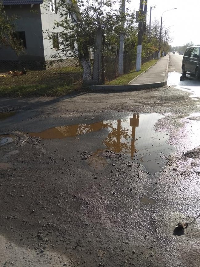 Після дощу хоч човен діставай: лучанка скаржиться на бездоріжжя на Вишкові. ФОТО