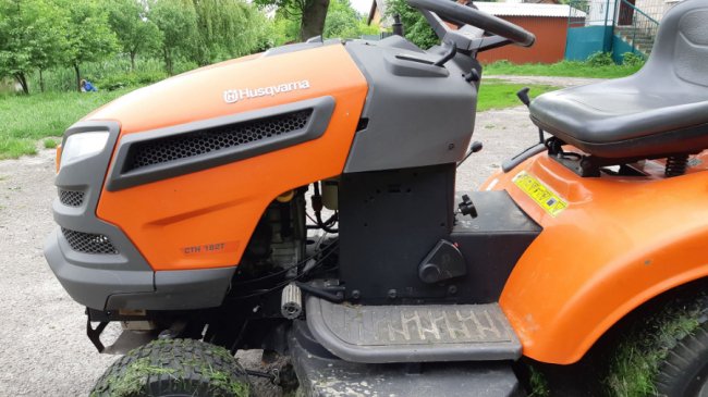 Міськрада на Волині закупила для громади сучасний садовий трактор. ФОТО