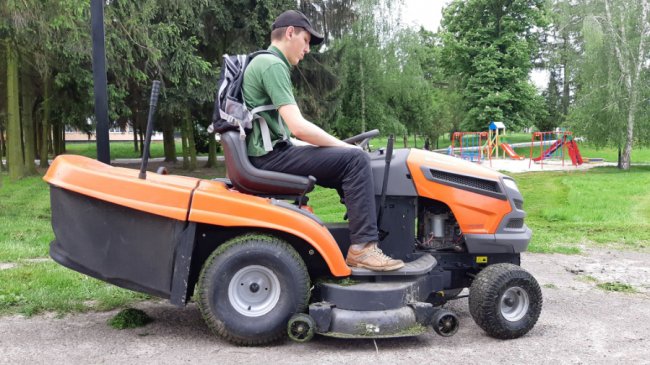 Міськрада на Волині закупила для громади сучасний садовий трактор. ФОТО